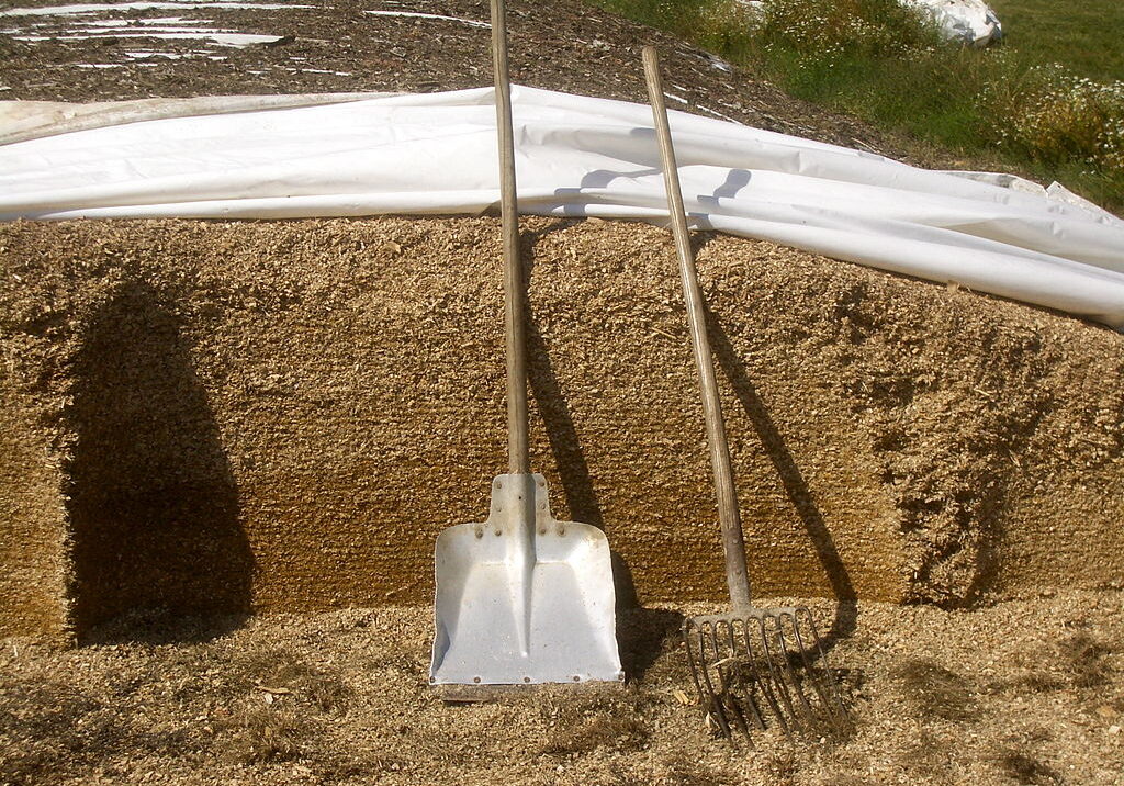 Szilázs készítése, fázisai, kezelése. [[File:Maissilage Zeilitzheim 1.jpg|thumb|Maissilage Zeilitzheim 1]]